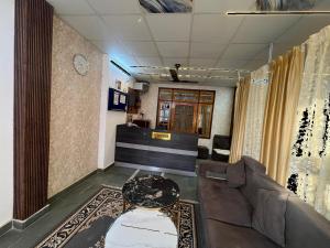 una sala de estar con un sofá y una mesa en Staylo master Inn, en Lucknow