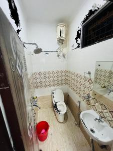 un baño con inodoro y lavabo en Staylo master Inn, en Lucknow