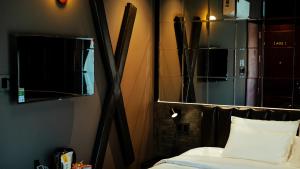 Camera con letto, specchio e letto Sidx Sidx Sidx. di One and Only Hotel - Đức Trọng a Lien Khuong Airport