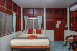 Katil atau katil-katil dalam bilik di Pongphen Guesthouse - SHA Plus Certified +75 gambar