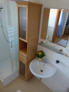 Kamar mandi di Hotel Fischachstubn
