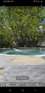 ein Bild von einem Wasserbecken mit einem Skateboard in der Unterkunft Koekeloer Selfcatering Cottages in Nieu-Bethesda