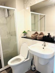 a bathroom with a toilet and a sink and a shower at "Life city 1" Apartment 300 meters from BTS in Bang Chak