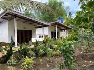 BurgosRoxy Cabanas的前面有大量植物的房子