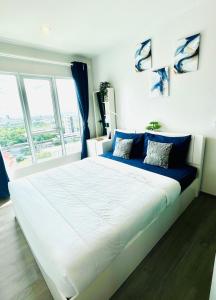 Una cama grande en una habitación con una ventana grande. en Life city 1, en Bang Chak