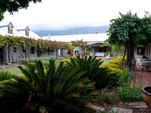 Un jardín fuera de Villa ChoCoLatt Guest House and Porta Taverna Restaurant