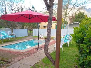 Bazén v ubytování Villa ChoCoLatt Guest House and Porta Taverna Restaurant nebo v jeho okolí