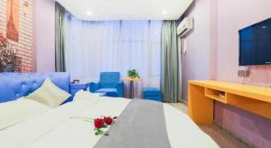 Un dormitorio con una cama con una flor. en Shell Ganzhou Central Theme Hotel, en Ganzhou