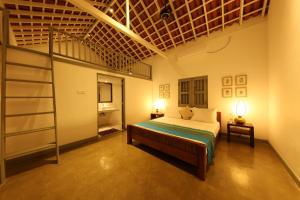 Giường trong phòng chung tại Indigaslanda Walawwa - Private Villa with Pool in Negombo