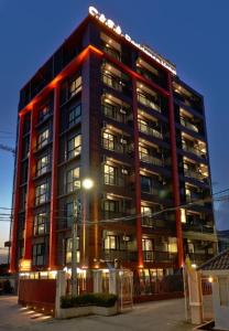 un gran edificio con luces en el lateral en Casa Residence Hotel en Bangkok