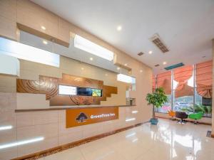 un hall d'un hôpital avec un panneau sur le mur dans l'établissement GreenTree Inn Ningbo Hangzhou Wan New District Lishi Square Business Hotel, à Juechuan