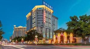 肇慶市にあるNuohuating Hotelの側面に照明が付いた高い建物