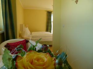 Tempat tidur dalam kamar di Hotel Fischachstubn