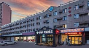 un edificio con un coche aparcado delante en Xana Lite· Zhengzhou Provincial Center Store, en Zhengzhou