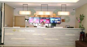 XiduにあるGreenTree Inn Shanghai Fengxian District Xiaotang Metro Stationの複数のスクリーンを備えた病院の受付カウンター
