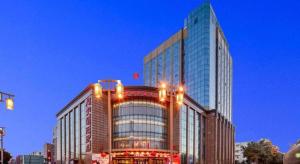 大同市にあるDatong Tiangui International Hotelの上部に照明が付いた高い建物