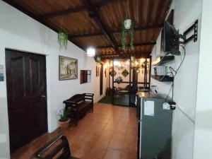 een hal van een huis met een koelkast bij Casa Mashallah Antigua Guatemala in Antigua Guatemala +16 foto's