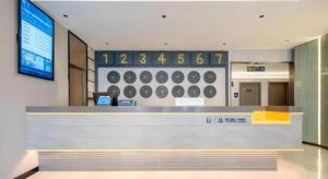 a waiting room with a counter in an airport at 7 Days Inn Qingdao Liaoyang West Road Xinye Plaza Metro Station in Qingdao