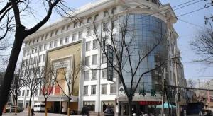 ZiboにあるGreenTree Inn Zibo Renmin Parkの大きなガラス張りの大きな白い建物