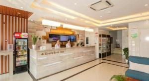 Una tienda de conveniencia con chimenea y televisor. en GreenTree Inn Qufu High Speed Railway Station, en Qufu