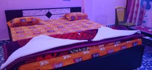 Risingresort في Jāmb: سرير مع لحاف عليه