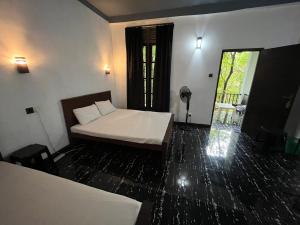 シギリヤにあるGreen House Resortのベッドと窓のあるホテルの部屋 +15枚の写真