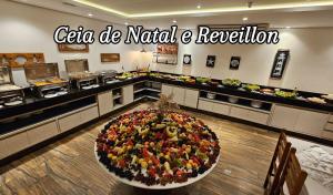 カラグアタトゥーバにあるホテル ポサダ パラダイスの店内の大きな食品陳列