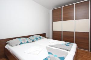 Postel nebo postele na pokoji v ubytování Apartments Novalja West