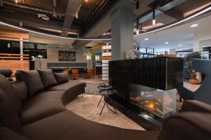 ein Wohnzimmer mit Couch und Kamin in der Unterkunft Best Western Hotel Ambassador in Baunatal