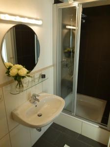 Kamar mandi di Hotel Fischachstubn