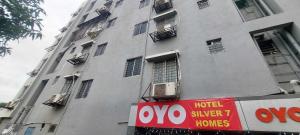 un bâtiment avec une enseigne devant lui dans l'établissement Hotel O Pioneer 2, à Hinjawadi