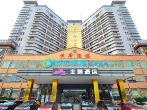 武漢市にあるCity Comfort Inn Wuhan Hanyang Street Caidian Square Metro Stationの建物の前に車が駐車されている