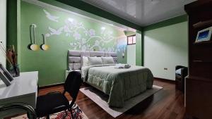 une chambre avec un lit et un mur végétal dans l'établissement Céntrico apartamento con 2 baños, a pasos de restaurantes y agencias de turismo, à Uyuni