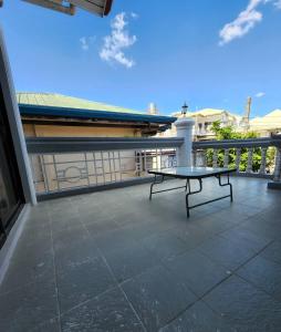 セブシティにあるCozy Hills Cebu Cityのパティオ(テーブル付)