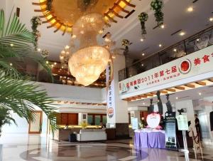 a lobby of a shopping mall with a table in it at Dongying Blue Horizon Xinyue Hotel in Dongying