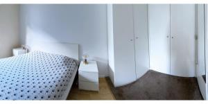 サン・ドニにあるuta house la plaineのベッドルーム1室(ベッド1台、白いキャビネット付)