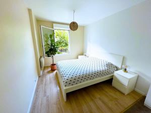 サン・ドニにあるuta house la plaineのベッドと窓のある白い寝室