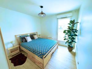 サン・ドニにあるLe perchoir du stade by UTA HOUSEのベッドと鉢植えのある寝室 +17枚の写真