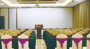 Huang-lü-peiにあるZhuhai Golden Gulf Golf Glubの椅子が並んでいて、真ん中に看板がかかっている部屋
