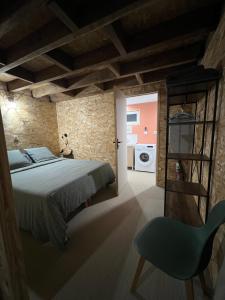 une chambre avec un lit et une chaise bleue dans l'établissement Gîte du Moulin, à Commer 3 autres photos