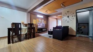 un salon avec une table à manger et une horloge au mur dans l'établissement Céntrico apartamento con 2 baños, a pasos de restaurantes y agencias de turismo, à Uyuni 19 autres photos