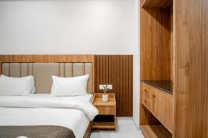 een hotelkamer met twee bedden en een bureau bij Hotel SK Elite in Jodhpur