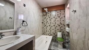 une salle de bain avec un lavabo, une baignoire et des toilettes dans l'établissement Céntrico apartamento con 2 baños, a pasos de restaurantes y agencias de turismo, à Uyuni