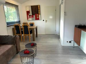 Uelsenにある104 smarttv xbox restaurant playyard P keybox airco starlink pets all inclのソファとテーブルと椅子のあるリビングルーム