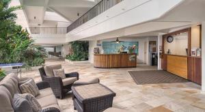 un hall d'entrée avec des canapés et des chaises dans un bâtiment dans l'établissement Wyndham Royal Sea Cliff Resort, à Kailua-Kona 191 autres photos