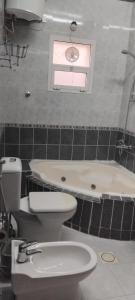 アル・アインにあるHOUSE IN AL AINのトイレと浴槽付きのバスルーム