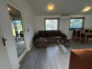 Uelsenにある104 smarttv xbox restaurant playyard P keybox airco starlink pets all inclのソファとテーブルのあるリビングルーム +9枚の写真