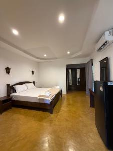 ein Schlafzimmer mit einem großen Bett in einem Zimmer in der Unterkunft ลันตาไวท์ร็อค รีสอร์ท in Ban Nong Chaeng + 6 Fotos