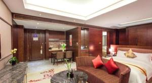 une chambre d'hôtel avec un lit, un canapé et une table dans l'établissement Cinese Hotel Dongguan, à Dongguan 208 autres photos