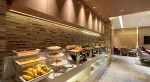 a buffet line with many different types of food at Lavande Hotel Guangzhou Financial City Tianhe Park Metro Station in Guangzhou
